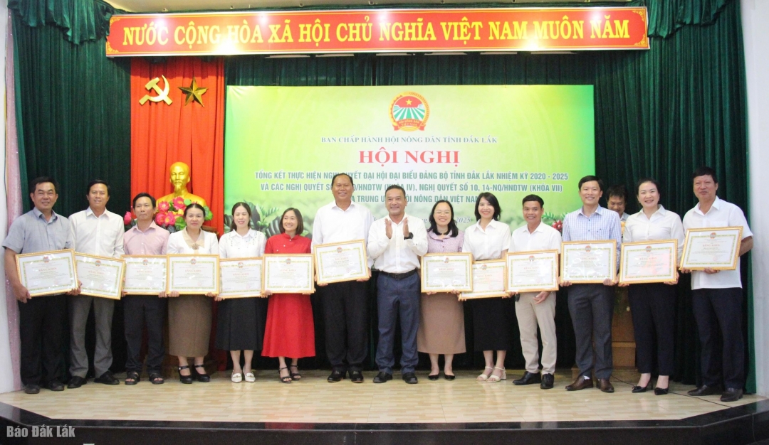 Der Vorsitzende des Komitees der Vietnamesischen Vaterländischen Front der Provinz Y Giang, Gry Nie Knong, und der Vorsitzende der Provinzbauernvereinigung, Ya Toan Enuol, überreichten herausragenden Persönlichkeiten Verdiensturkunden.