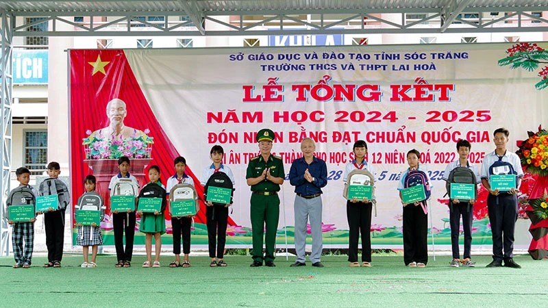 Awarding scholarships "Army officers and soldiers help children go to school" to disadvantaged students