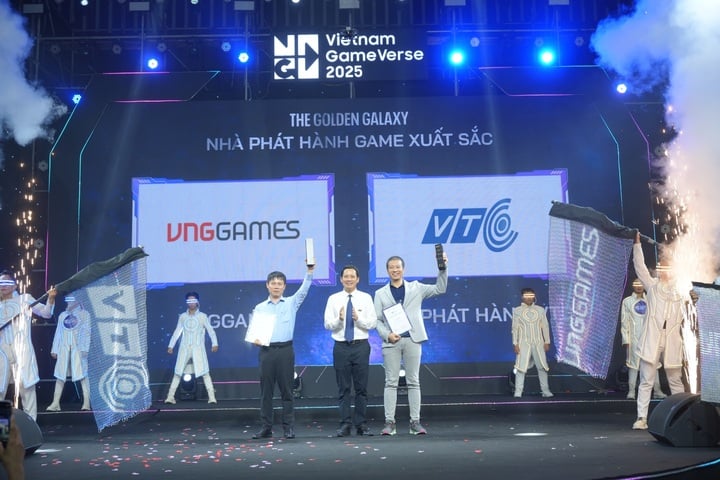 Representantes de VTC (izquierda) y VNGGames (derecha) recibieron el premio al editor de juegos destacado de los Vietnam Game Awards 2025.