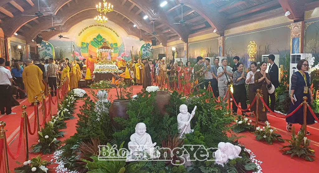 Người dân xếp hàng chờ chiêm bái Xá lợi Đức Phật