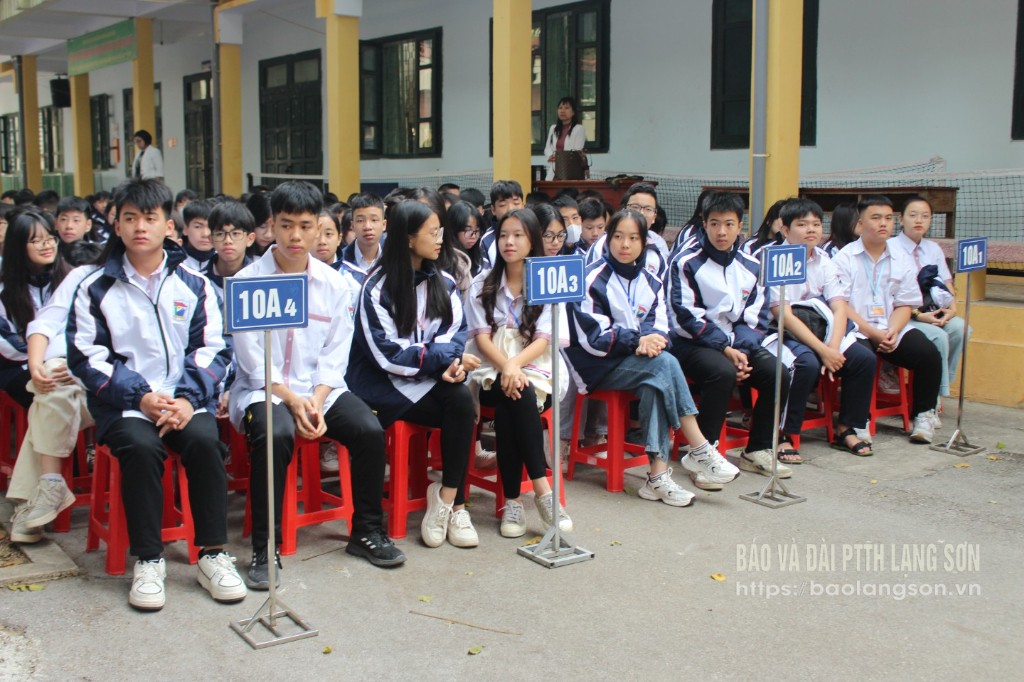 Los estudiantes de la escuela secundaria Viet Bac (ciudad de Lang Son) escuchan propaganda sobre la prevención de los efectos nocivos del tabaco.