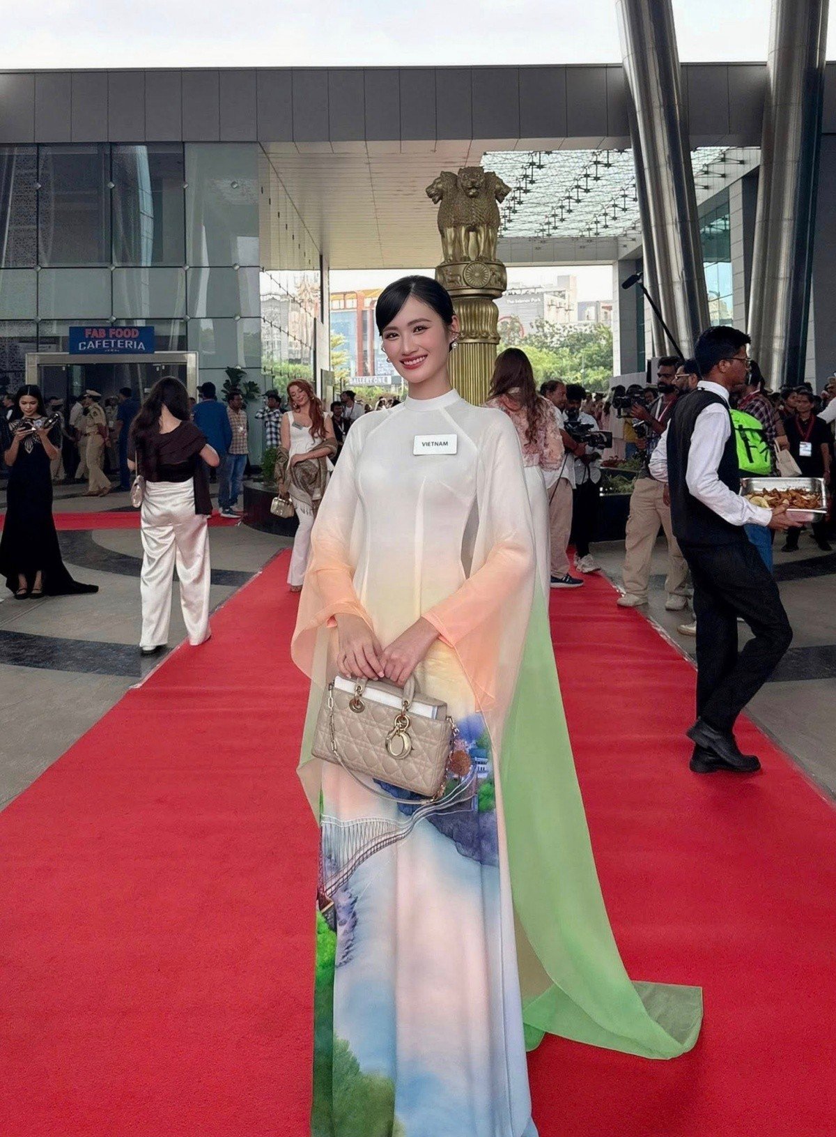 Miss World 2025: Loạt trang phục đậm tinh thần văn hóa Việt của Hoa hậu Ý Nhi - Ảnh 6.