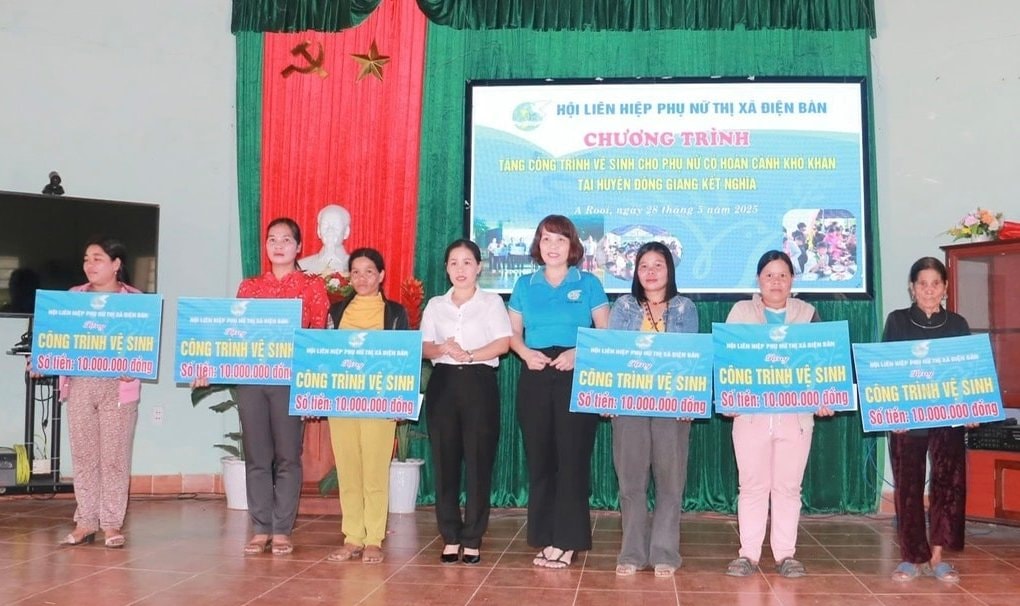 hoi-lhpn-thi-xa-dien-ban-trao-tien-xay-dung-cong-trinh-ve-sinh-hoi-vien-phu-nu-kho-khan-xa-arooi..(1).jpg