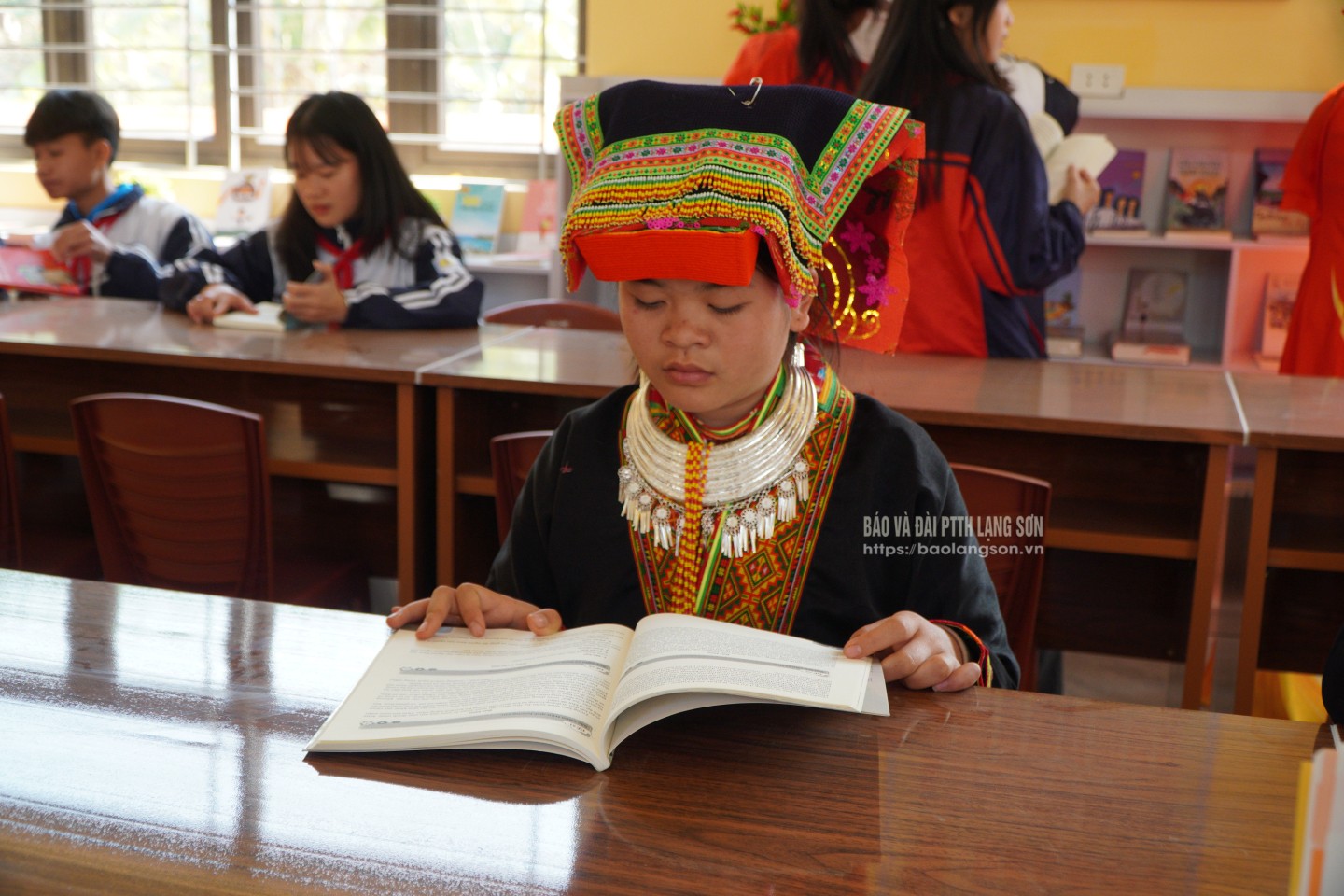 Les élèves de l'école secondaire Nhat Tien pour les minorités ethniques, dans le district de Bac Son, portent des costumes traditionnels à l'école.