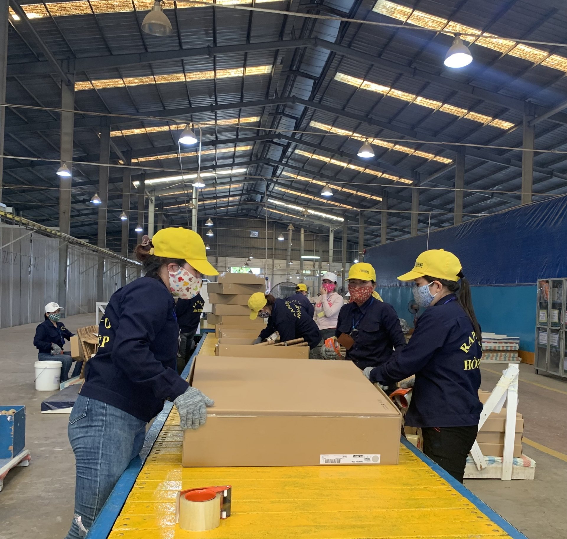Hoa Hiep Export Rattan Processing Enterprise(Hoa Hiep 산업단지)의 근로자들은 다음과 같은 장비를 갖추고 있습니다.   작업 시 완전한 노동 보호. 사진: 김치