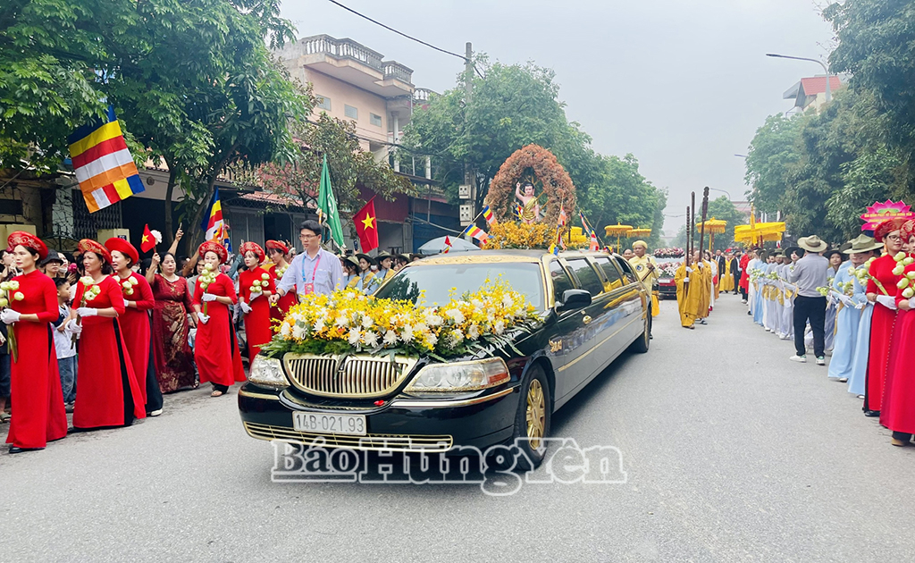Trước khi tôn trí tại chùa Chuông, đoàn xe cung rước Xá lợi Đức Phật đi qua nhiều tuyến phố của thành phố Hưng Yên và được phật tử, Nhân dân háo hức cung nghinh