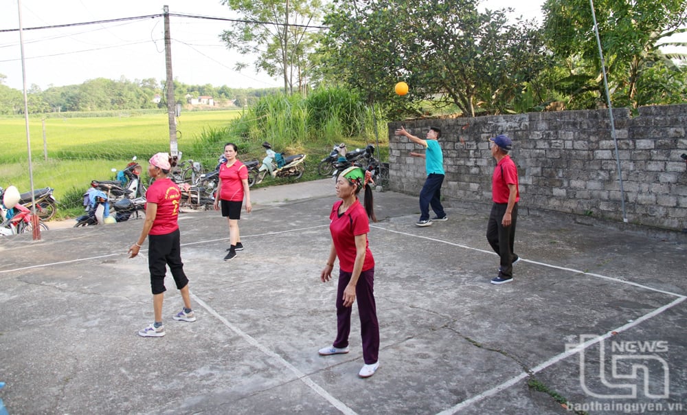 La gente de la aldea Ca, comuna de Tan Khanh, juega al voleibol todas las tardes y noches.