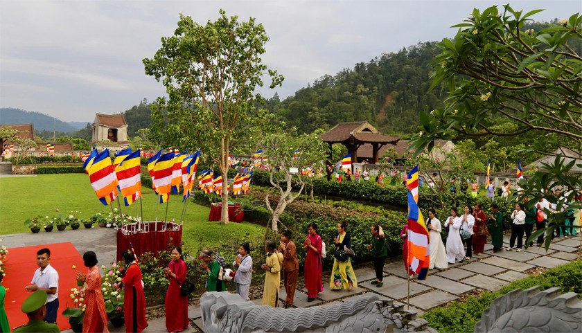 Dòng người chắp tay khấn vái, đọc kinh trên suốt quãng đường dài với sự hỗ trợ từ các tình nguyện viên, tạo nên khung cảnh xúc động nơi đất Phật linh thiêng.