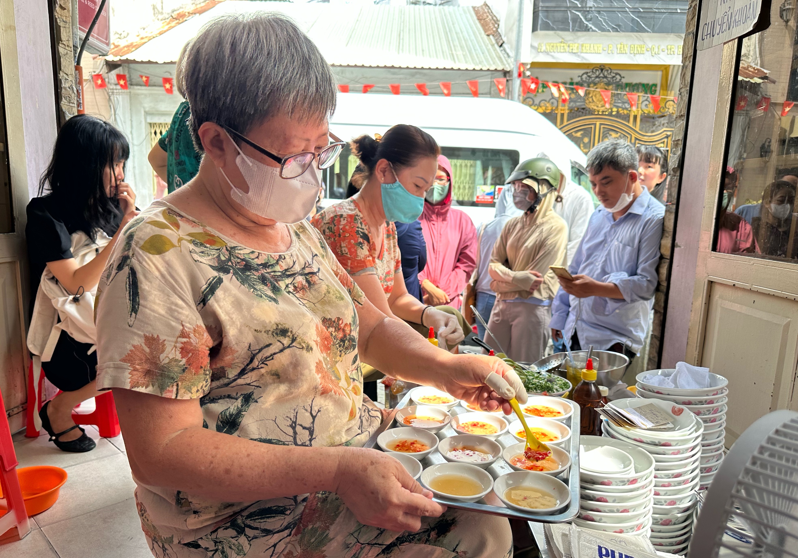 Quán bánh canh 'bán nhanh nhất Việt Nam' đóng cửa: Khách TP.HCM ùn ùn ngày cuối - Ảnh 11.