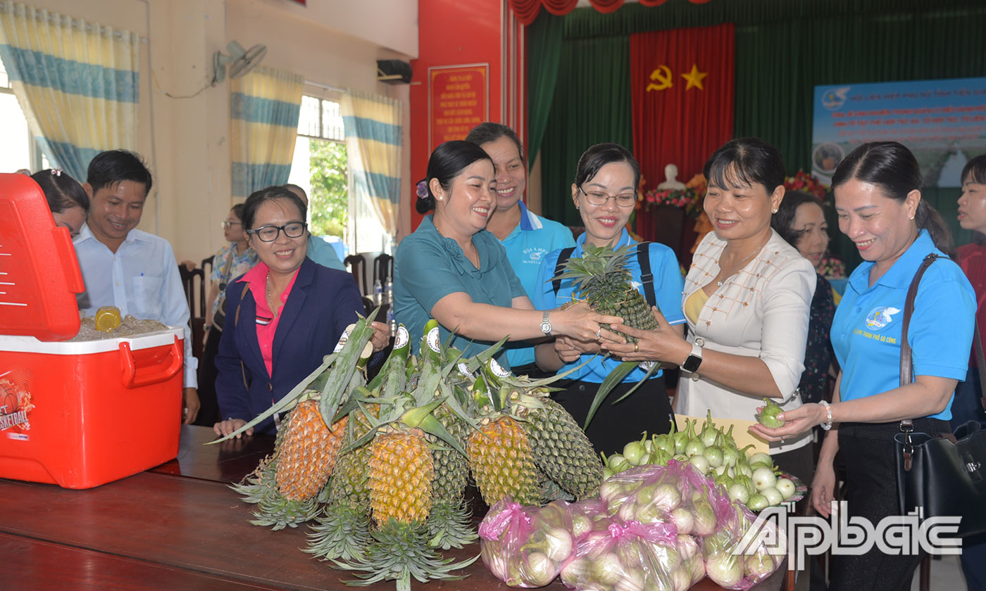 Giao lưu, kết nối cung cầu nông sản (trưng bày, giới thiệu các sản phẩm của HTX).