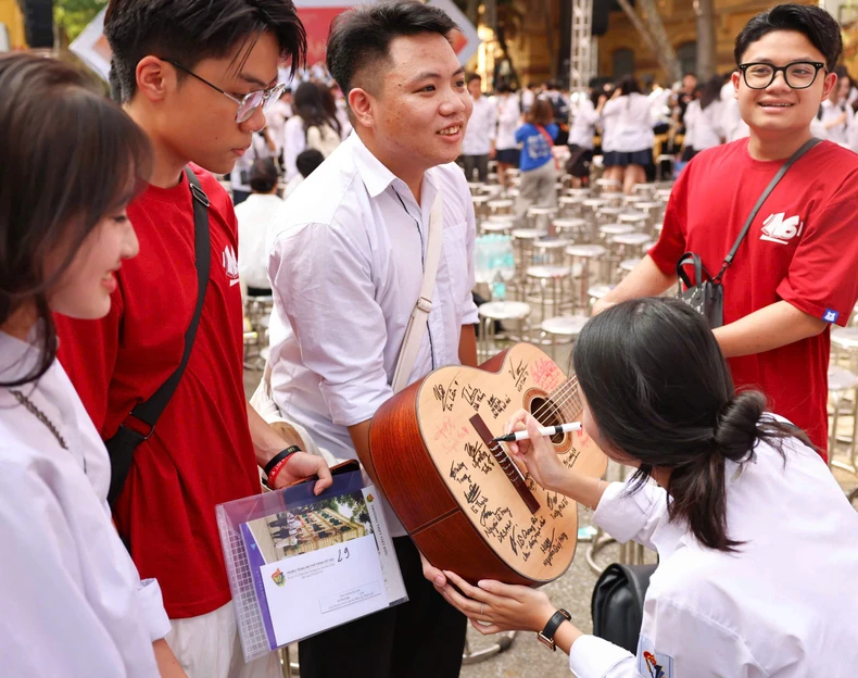 [Ảnh] Học trò lớp 12 chia tay trong lễ bế giảng, chuẩn bị bước vào hành trình mới ảnh 9