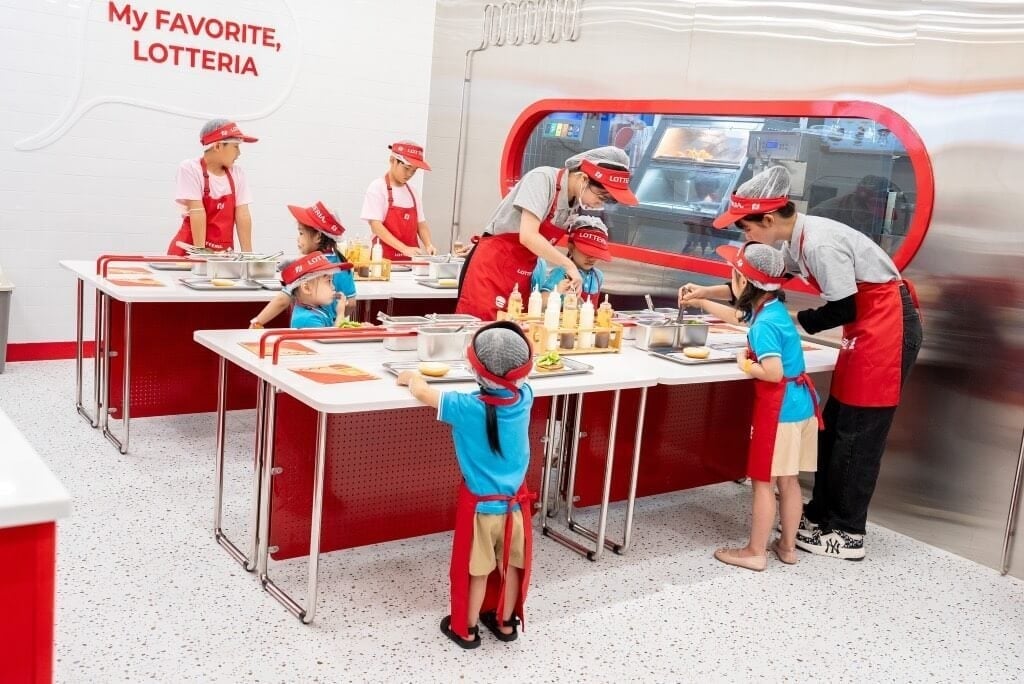 ที่ KidZania เด็กๆ สามารถเล่นบทบาทสมมติในอาชีพต่างๆ มากมาย ซึ่งจะช่วยพัฒนาความรู้และความเป็นอิสระของพวกเขา (ภาพ: คิดซาเนีย)
