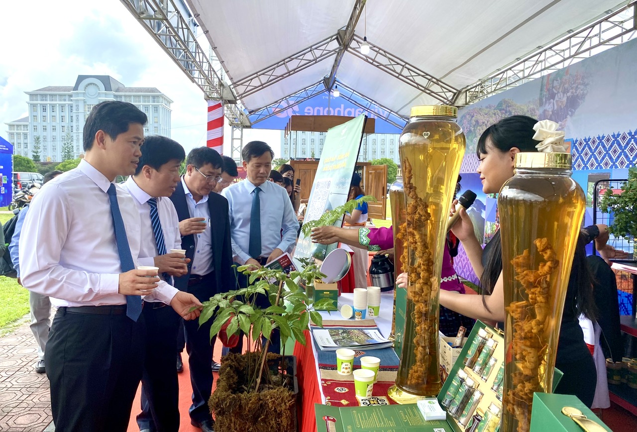 Các đồng chí lãnh đạo tỉnh tham quan gian hàng của HTX nông nghiệp bản địa Thu Ka tại Chương trình 