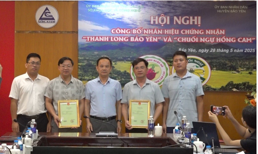 so-khoa-hoc-va-cong-nghe-tinh-lao-cai-trao-nhan-hieu-chung-nhan-cho-huyen-bao-yen.jpg