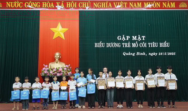 អនុប្រធានគណៈកម្មាធិការប្រជាជនខេត្ត Hoang Xuan Tan និងជាប្រធានសម្ព័ន្ធនារីខេត្ត Diep Minh Quyet បានប្រគល់អំណោយ និងសរសើរដល់កុមារកំព្រាឆ្នើម។