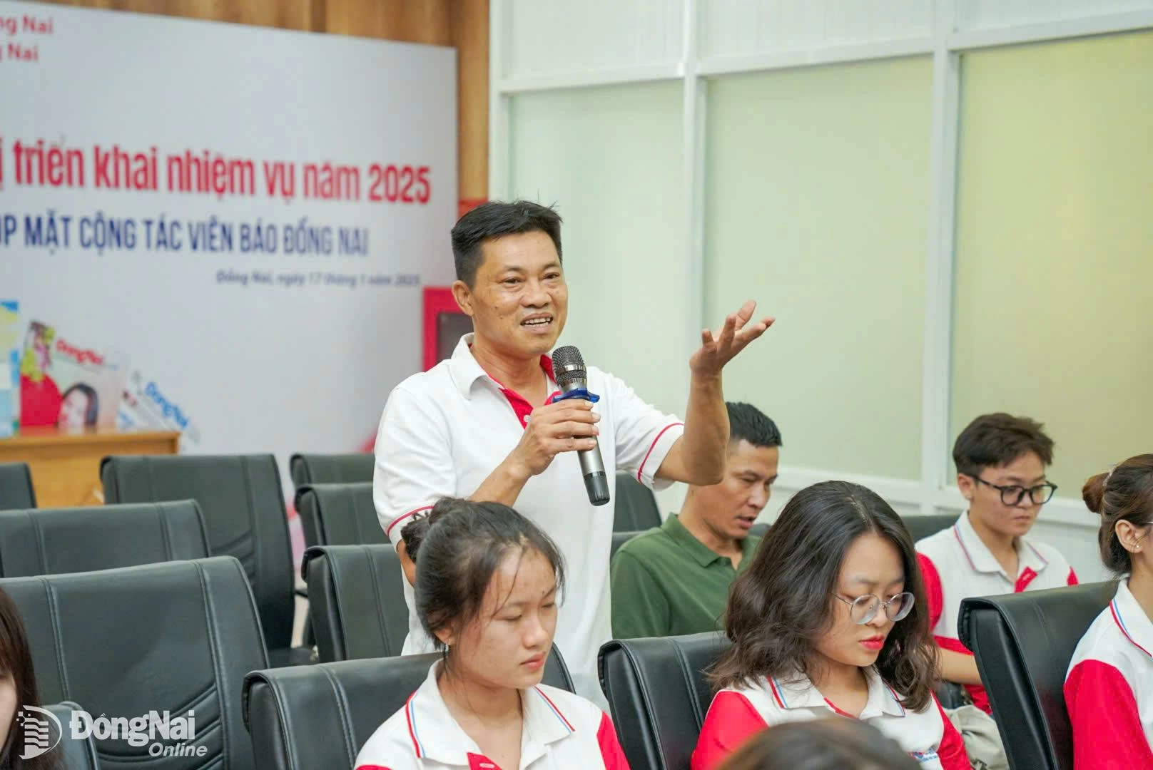 អ្នកយកព័ត៌មាន Doan Phu កាសែត Dong Nai ចែករំលែកបទពិសោធន៍ក្នុងការសរសេររបាយការណ៍។ រូបថត៖ ឡឺ ឌុយ