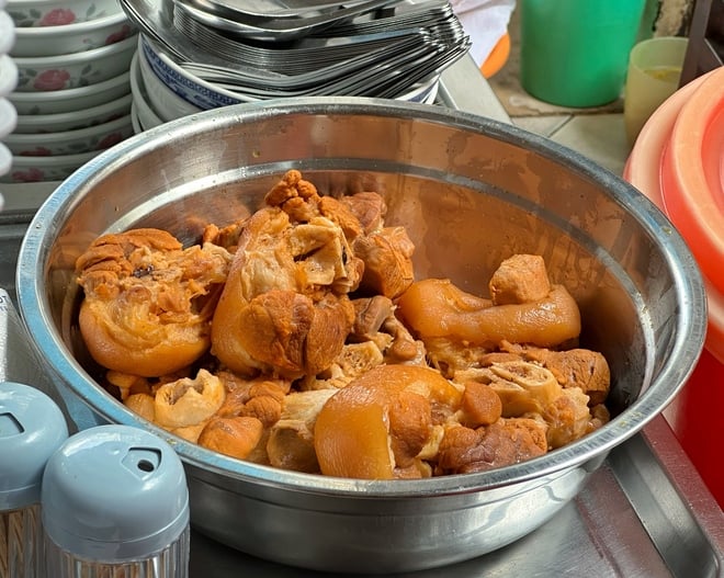 Quán bánh canh 'bán nhanh nhất Việt Nam' đóng cửa: Khách TP.HCM ùn ùn ngày cuối - Ảnh 6.