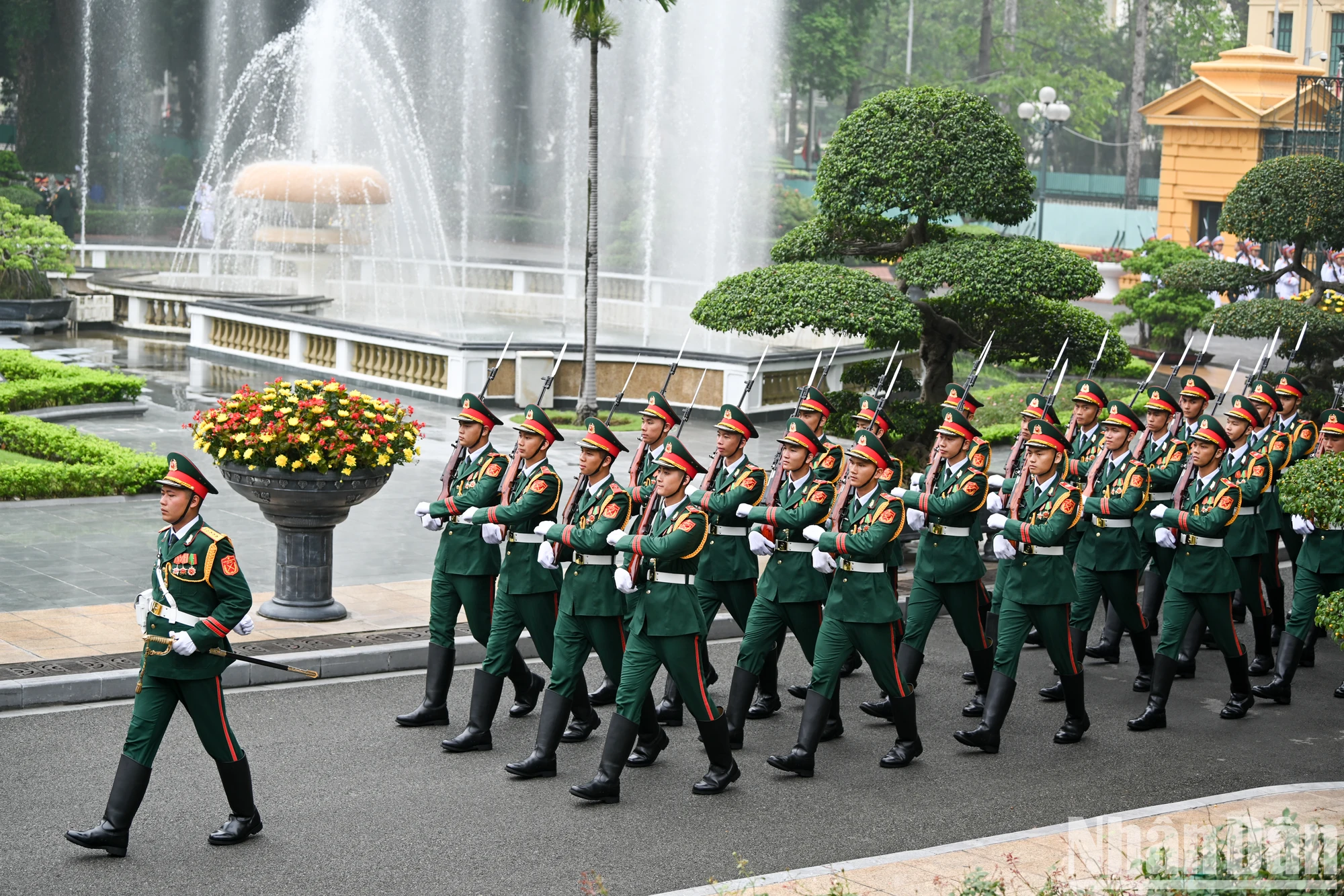 [ภาพ] พิธีต้อนรับประธานาธิบดีฮังการี ซูลโยค ทามัส และภริยา ขณะเยือนเวียดนามอย่างเป็นทางการ ภาพที่ 7