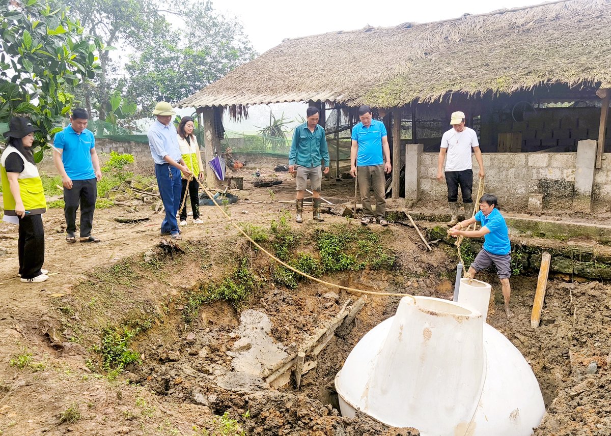 Los habitantes de la comuna de Bang Lang (Quang Binh) instalaron tanques de biogás para tratar los desechos del ganado.