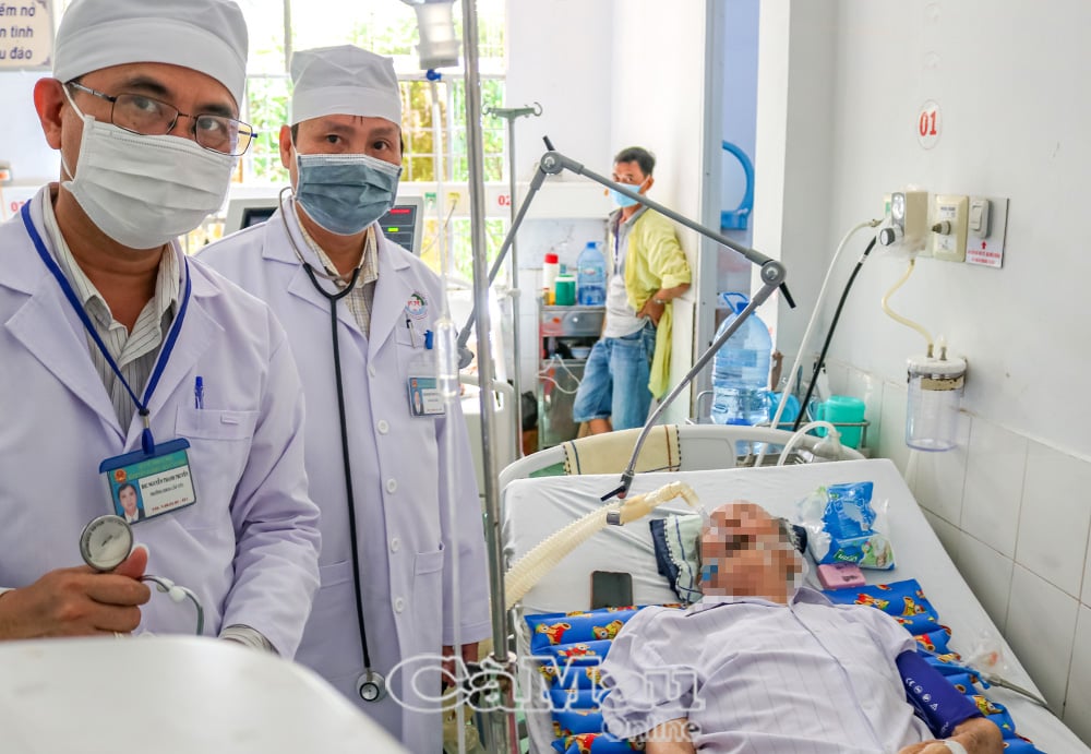 02- Ông T.M.T (Tiêu Minh Tây), 70 tuổi, ngụ khóm 7, thị trấn Trần Văn Thời ung thư giai đoạn muộn đang được chăm sóc giảm nhẹ tại Khoa cấp cứu Bệnh viện Đa khoa Trần Văn Thời.