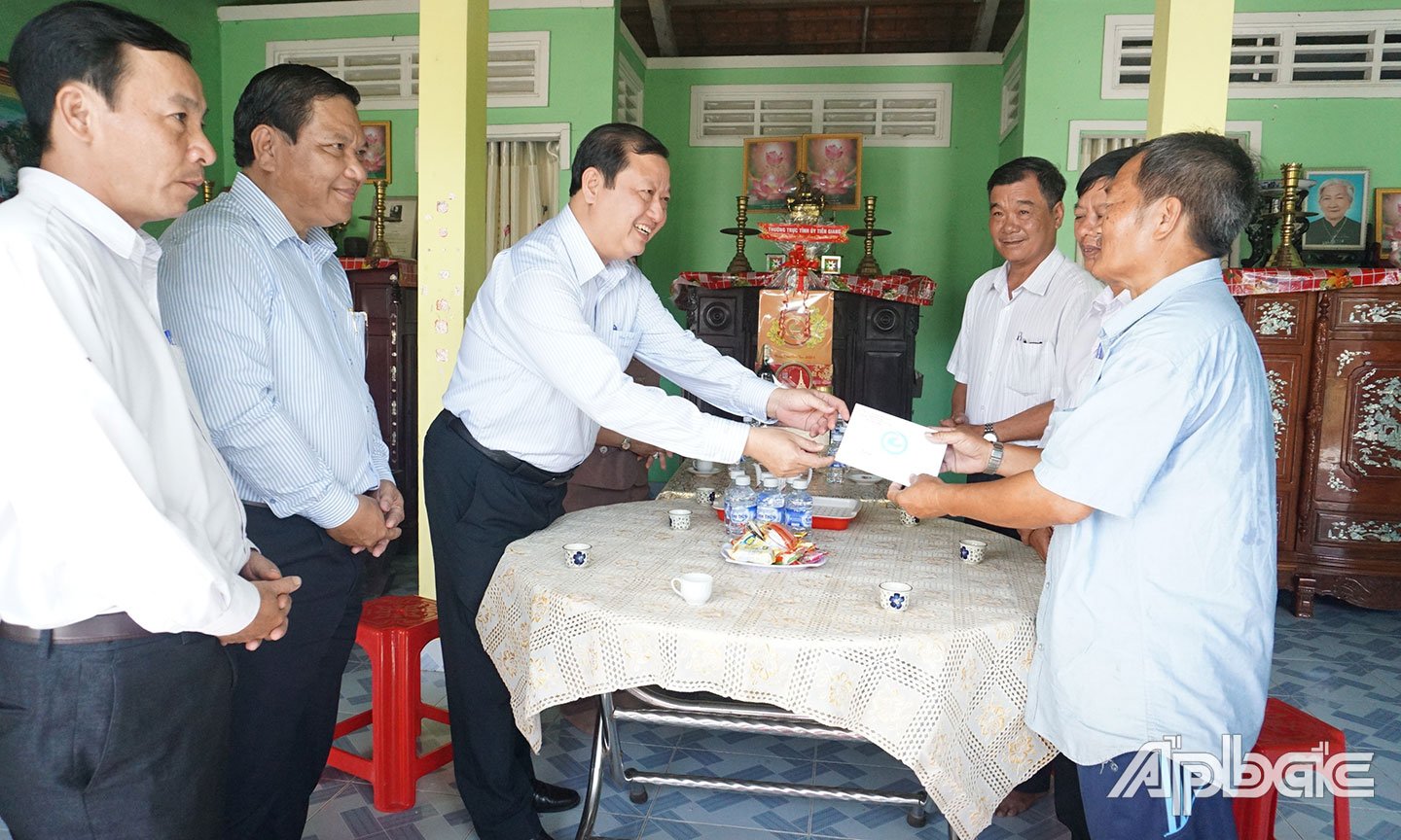 Lãnh đạo TX. Cai Lậy trao quà cho các gia đình chính sách, người cao tuổi, hộ nghèo trên địa bàn thị xã.