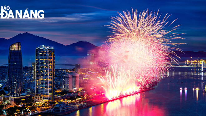 Los complejos turísticos y hoteles han creado paquetes de productos que combinan vacaciones y observación de fuegos artificiales.  En la foto: Vea los fuegos artificiales desde los hoteles a lo largo del río Han elegidos por los turistas. Foto: Facilitada por el Centro de Promoción Turística de la Ciudad.