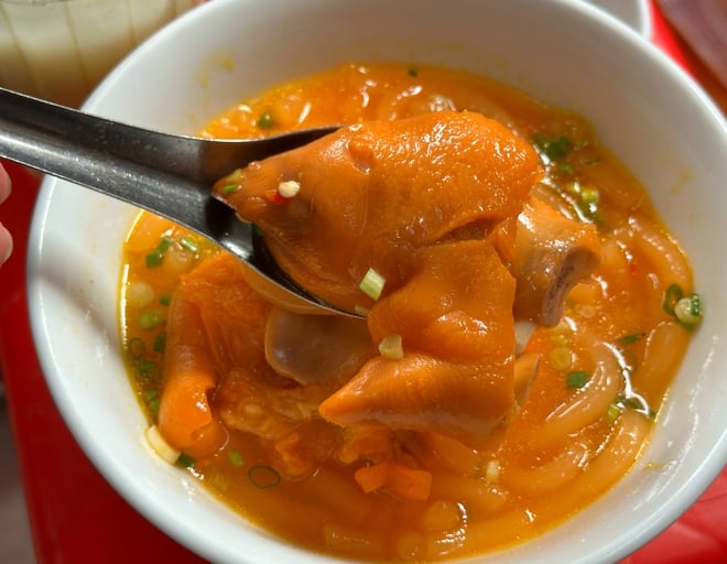 Quán bánh canh 'bán nhanh nhất Việt Nam' đóng cửa: Khách TP.HCM ùn ùn ngày cuối - Ảnh 8.