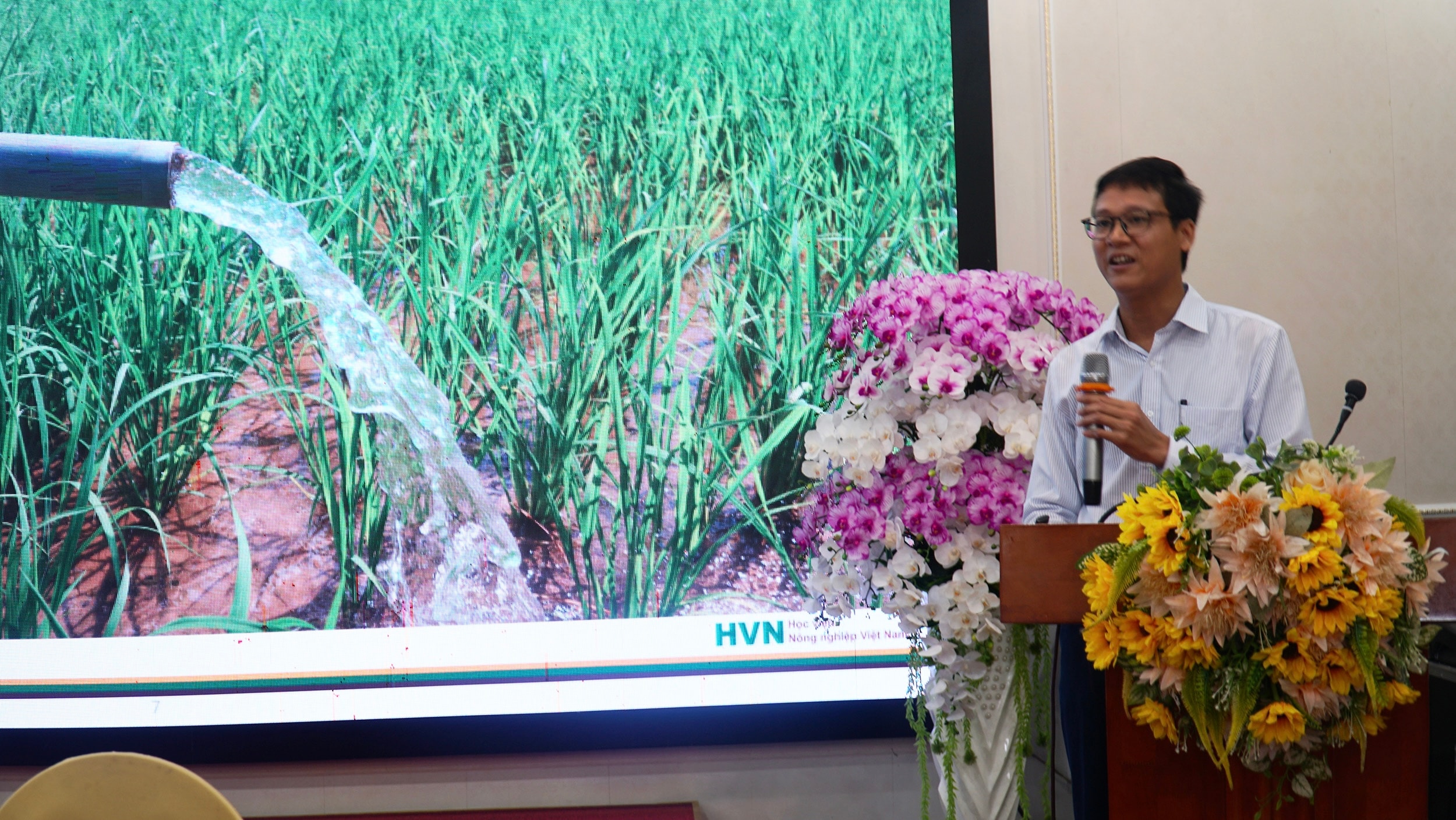 TS Vũ Duy Hoàng- PGD Trung tâm Nông nghiệp hữu cơ- Học viện Nông nghiệp Nghệ An chia sẻ một số nội dung trong phương thức tứoi ngập khô xen kẽ. Ảnh: Phú Hương