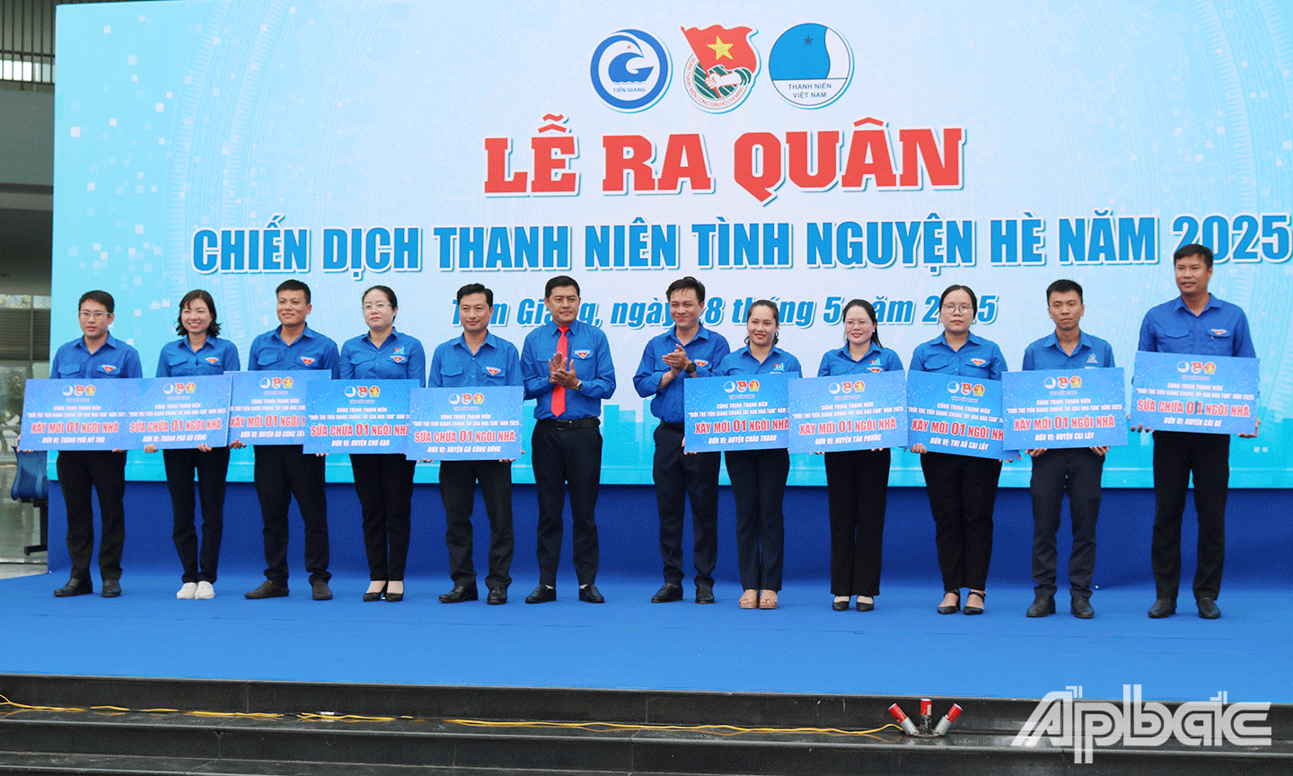 El Comité Permanente de la Unión de Jóvenes de la Provincia de Tien Giang donó recursos para implementar proyectos de apoyo a la vivienda, incluyendo la construcción de 6 nuevas casas y la reparación de 5 casas, con un costo total de 400 millones de VND, a 11 distritos, ciudades y uniones de pueblos de la provincia.