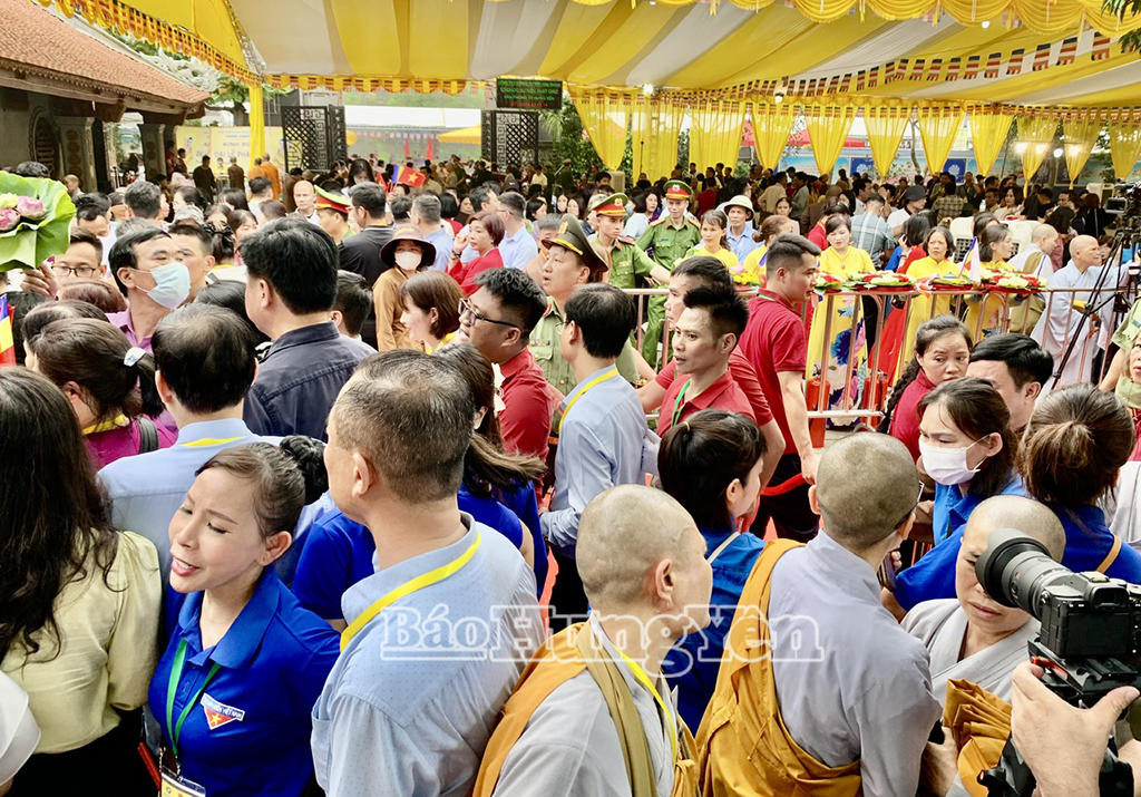 Người dân xếp hàng chờ chiêm bái Xá lợi Đức Phật