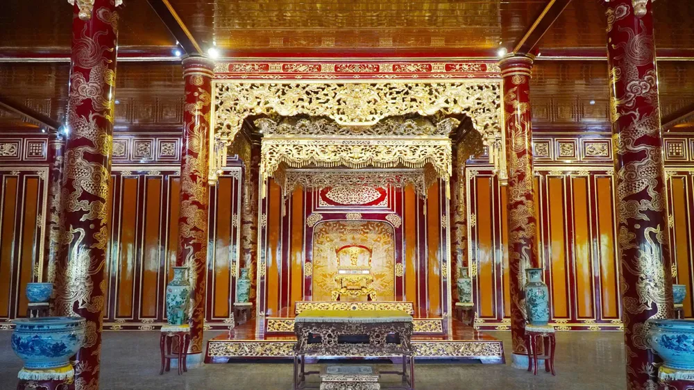Ngai vàng phục chế bản 1:1 vừa đưa vào phục vụ khách tham quan điện Thái Hòa sau khi bảo vật quốc gia ngai vàng triều Nguyễn bị bẻ gãy