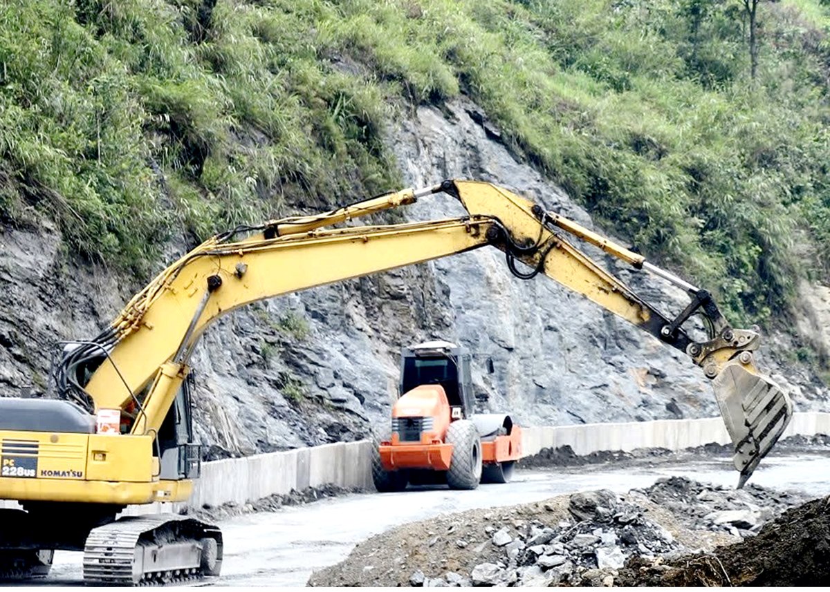 Lớp móng đường cấp phối đá dăm rất dễ bị xói lở, hư hỏng do mưa lũ nếu không được trải thảm mặt đường.