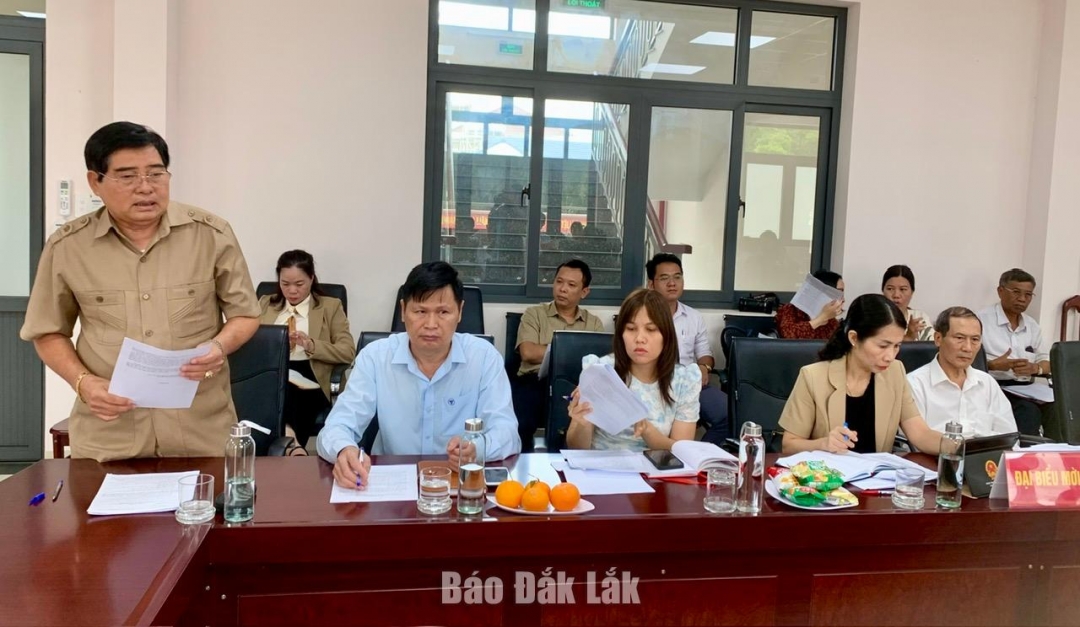 Chủ nhiệm Hội đồng tư vấn Dân chủ, Pháp luật và Kinh tế của Ủy ban MTTQ Việt Nam tỉnh góp ý vào dự thảo Nghị quyết.