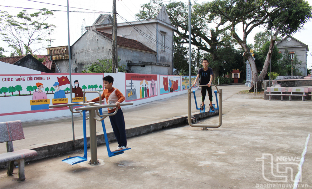 En el distrito de Phu Binh, hay 169 equipos para ejercicios y deportes al aire libre instalados en el centro del distrito y en comunas, pueblos, aldeas y grupos residenciales.