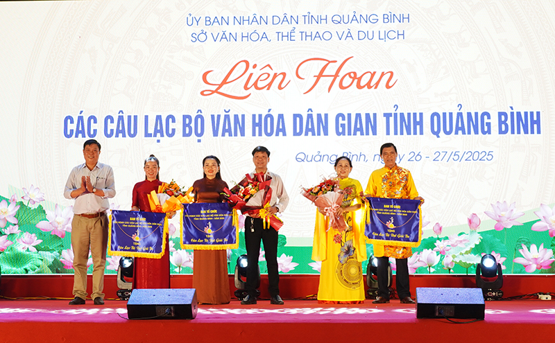 Đại diện lãnh đạo Sở Văn hóa-Thể thao và Du lịch trao giải ba cho các CLB.