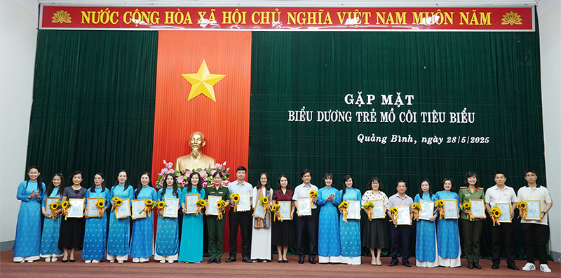 ប្រធានសហព័ន្ធនារីខេត្ត Diep Minh Quyet ជូនកម្រងផ្កា និងវិញ្ញាបនបត្រជូនមាតាបិតាប្រយោល ដែលជាអង្គភាព អង្គភាពអាជីវកម្ម ...