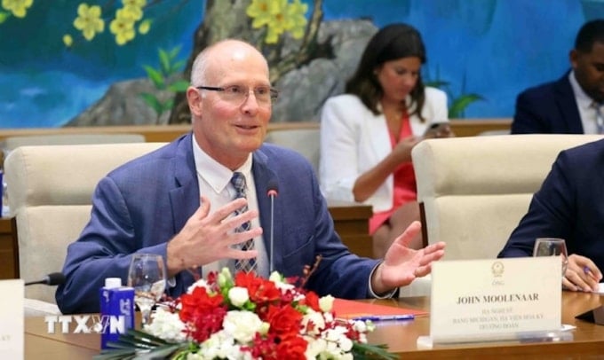 Der US-Kongressabgeordnete John Moolenaar bei einem Treffen mit dem stellvertretenden Vorsitzenden der Nationalversammlung Tran Quang Phuong in Hanoi am Morgen des 28. Mai. Foto: VNA