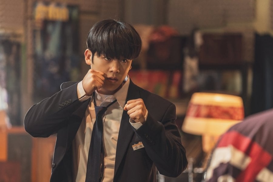 Lee Jung Ha plays Kim Eui Gyeom
