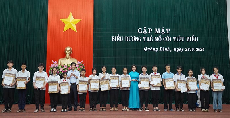 តំណាងគណៈកម្មាធិការរណសិរ្សមាតុភូមិខេត្ត និងគណកម្មាធិការឃោសនាបោះឆ្នោតខេត្ត ជូនអំណោយដល់កុមារកំព្រាឆ្នើម។