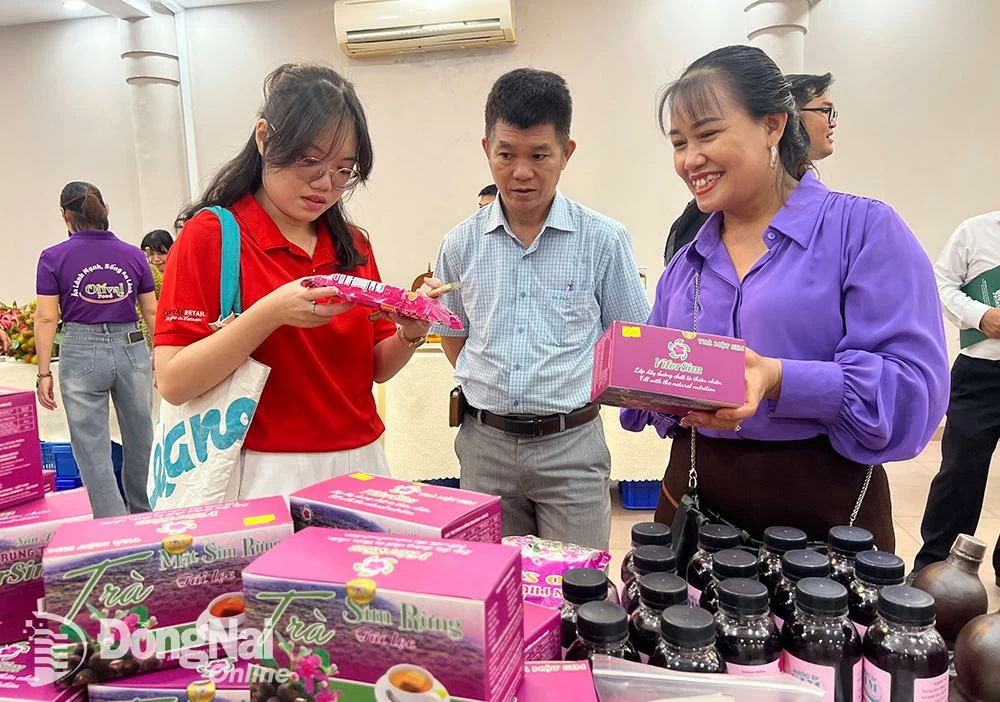 Representatives of Big C Dong Nai visited and exchanged information at local product booths at the conference. Photo: Hai Quan