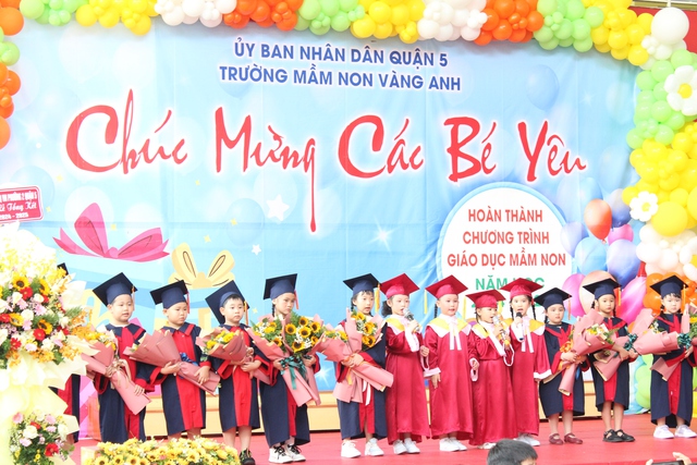 Trẻ ôm cô giáo khóc nức nở vì chia xa trường mầm non - Ảnh 5.