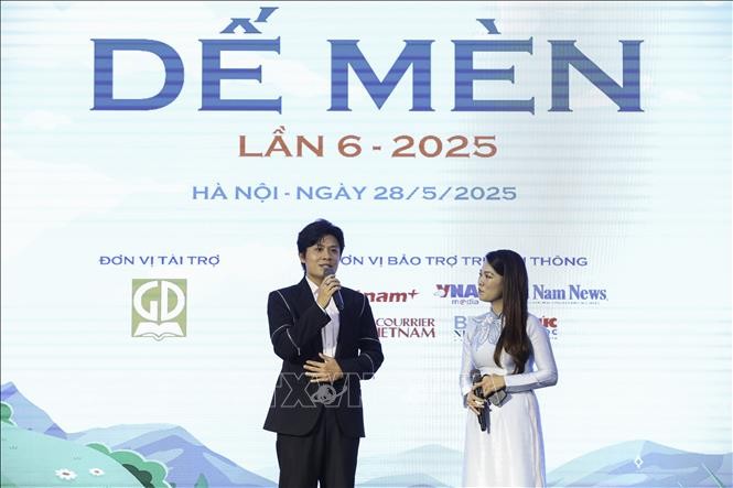 Nhạc sĩ Nguyễn Văn Chung (Đại sứ truyền cảm hứng Dế Mèn) chia sẻ cảm nhận giải thưởng. Ảnh: Lê Đông/TTXVN