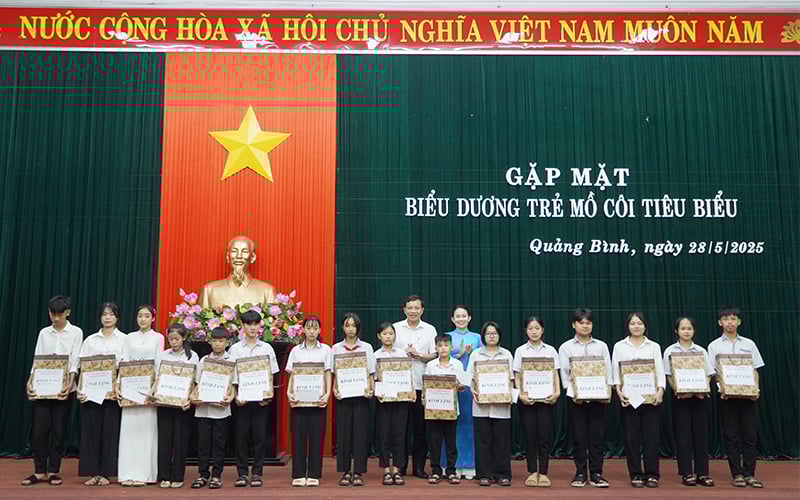 តំណាងគណៈកម្មាធិការរណសិរ្សមាតុភូមិខេត្ត និងគណកម្មាធិការឃោសនាបោះឆ្នោតខេត្ត ជូនអំណោយដល់កុមារកំព្រាឆ្នើម។