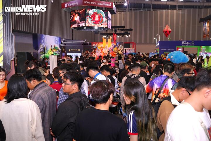 Vietnam GameVerse 2025 da la bienvenida a decenas de miles de personas para visitar, interactuar, jugar y recibir regalos. (Foto: Manh Hung)