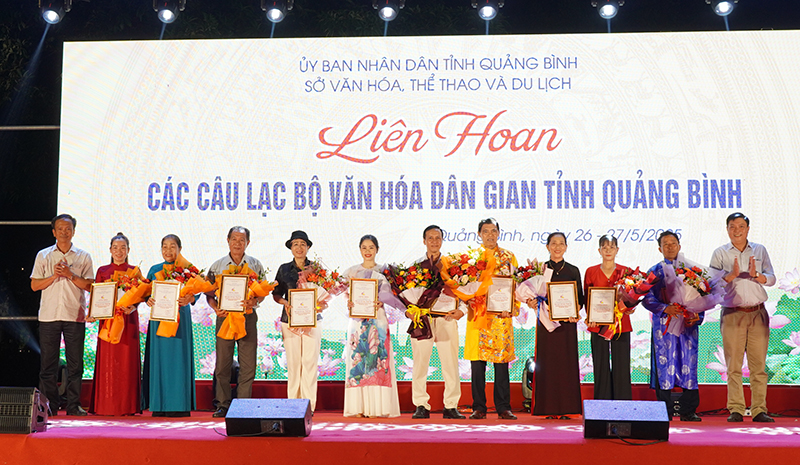 Đại diện lãnh đạo Sở Văn hóa-Thể thao và Du lịch trao thưởng cho 10 tiết mục xuất sắc tại liên hoan.