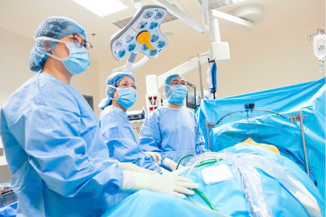 Bị trúng đạn xuyên ngực, người đàn ông may mắn được cứu chữa kịp thời - Ảnh 4.