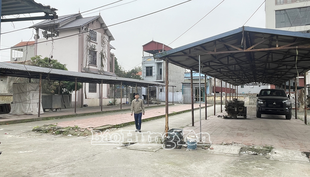 Do không hoạt động nhiều năm, chợ Liêu Xá (Yên Mỹ) nay trở thành nơi để xe, chứa đồ của một số hộ dân sống xung quanh