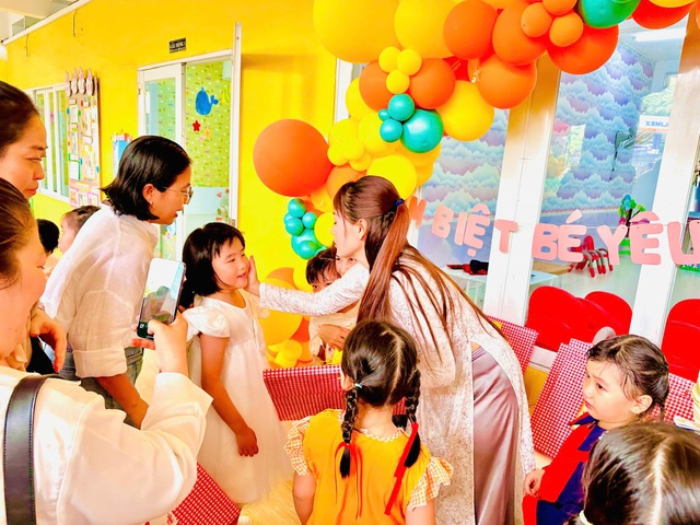 Trẻ ôm cô giáo khóc nức nở vì chia xa trường mầm non - Ảnh 3.