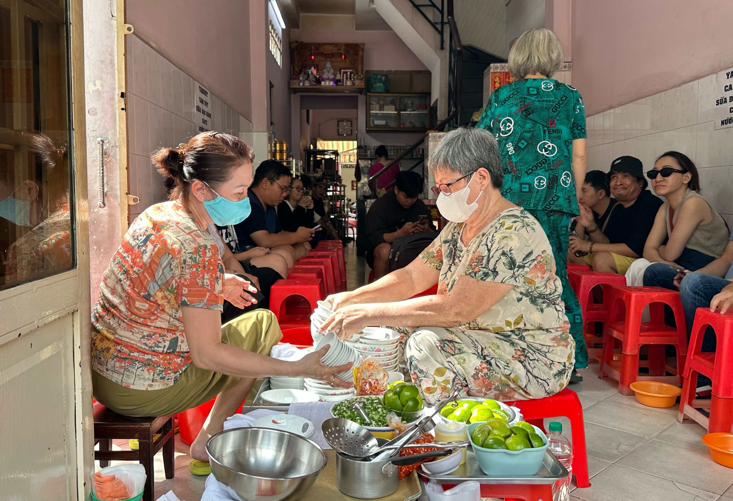 Quán bánh canh 'bán nhanh nhất Việt Nam' đóng cửa: Khách TP.HCM ùn ùn ngày cuối - Ảnh 4.