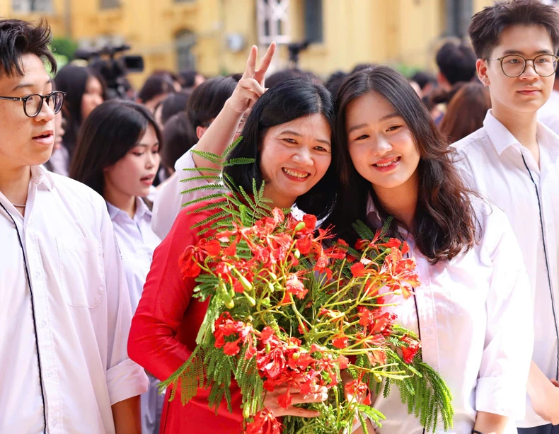[Ảnh] Học trò lớp 12 chia tay trong lễ bế giảng, chuẩn bị bước vào hành trình mới ảnh 6